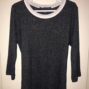 Quarter sleeve gray and white crop top.